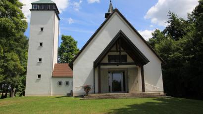 Bild: kro
Vor der St.-Anna-Gedächtniskirche (unser Bild) am Pfaffenbühl findet am Sonntag um 9 Uhr der Festgottesdienst im Freien statt. Hauptzelebrant ist Bischof Tomas Holub aus Pilsen.