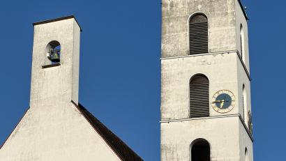 Bild: Petra Hartl
Zuerst stand die Anzeige bei dreiviertel 7 Uhr still, mittlerweile sind die Zeiger auf 12 Uhr gestellt. Das wird auch noch bis kommende Woche so bleiben – erst da steht steht die Reparatur an.