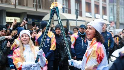 Bild: Luciano Maria Bisi/LiveMedia-IPA/ZUMA Press Wire/dpa
Olympische Winterspiele: Athletinnen beim Fackellauf mit der Flamme in Cortina D'ampezzo.