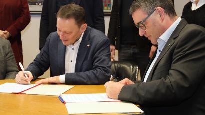 Bild: Pressestelle Stadt Weiden
Oberbürgermeister Jens Meyer und Johanniter-Regionalvorstand Martin Steinkirchner unterzeichnen den Vertrag.