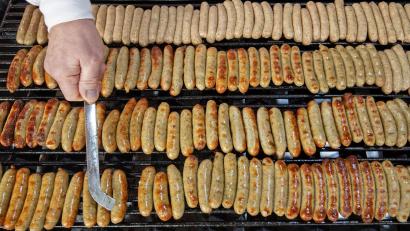 Bild: Daniel Karmann/dpa
Die Herkunft der Rostbratwürste aus Nürnberg ist geschützt, doch nicht die Herstellung ähnlicher Bratwürste andernorts. (Symbolbild)
