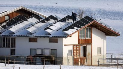 Bild: Karl-Josef Hildenbrand/dpa/dpa-tmn
Im vergangenen Jahr produzierten private Solaranlagen in Saarland und im Bayern im Schnitt den meisten Strom.(Archiv)