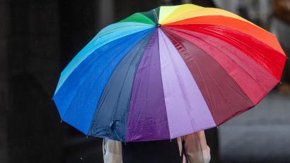 Symbolbild: Peter Kneffel/dpa
Grauer Himmel mit Regen und Nebel über der Oberpfalz.