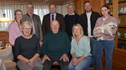 Bild: dob
Der 85. Geburtstag von Josef Krug (vorne Mitte) war ein Zeichen dafür, wie sehr Josef Krug in seiner Familie, in den Vereinen und in der Dorfgemeinschaft verwurzelt ist. Seine Töchter Heidi (links) und Elisabeth (rechts) organisierten eine wunderbare Feier für ihren Papa.