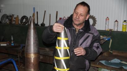 Bild: bkr
Sprengmeister Thomas Krenzer hat die einzige, zu einem Böllergeschütz umgebaute Feldkanone Long Tom in Europa. An einem Geschoss vom Kaliber 155 Millimeter macht er erkennbar, wie die Perforation an einem Geschoss für Handfeuerwaffen verlaufen könnte.