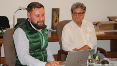 Bild: Bernhard Piegsa
Tobias Eckardt (links, mit Bürgermeister Bernhard Stangl) ist neben Markus Windisch und dem zugeschalteten Adrian Hausner einer der drei Berater, die die Stadt bei der Erarbeitung eines Wärmeenergiekonzeptes begleiten.