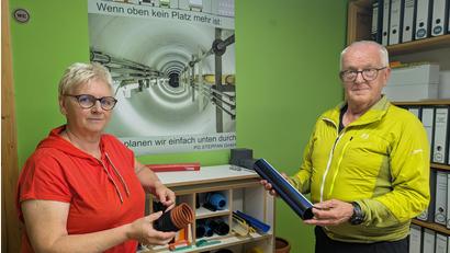 Bild: pz
Für innovative Lösungen im Tiefbaubereich steht die Planungsgruppe Steppan in Waldsassen. Vor 35 Jahren ist das Unternehmen von Richard Steppan und Petra Wick gegründet worden. Der Geschäftsführer hält ein Muster einer Kunststoffwasserleitung, die Prokuristin ein Modell eines Abwasserschachts aus Kunststoff.