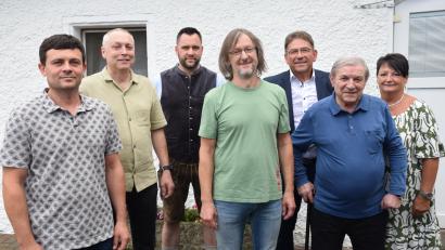 Bild: fz
Ernst Schmid (zweiter von rechts) gründete vor 50 Jahren die Firma K. E. Schmid mit Vater Karl. Martin Schmid (dritter von rechts) übernahm mit Ehefrau Petra (rechts) 1993 den Betrieb, den Daniel Hommel (dritter von links) zum Jahresende nun übernimmt. Artur Zink (Mitte) ist 30 Jahre in der Firma. Segej Koschel 15 Jahre und Waldemar Wolny 25 Jahre (von links)