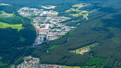 Luftbild: mür
Für die Oberbürgermeister-Kandidaten Jens Meyer (SPD), Laura Weber (Grüne), Robyn Arnold (Linke) und Jürgen Meyer (Bürgerliste) ist eine Neuauflage des Gewerbegebiets West IV eher keine Option. Benjamin Zeitler (CSU) und Florian Vogel (FDP) wollen es nicht von vornherein ausschließen.