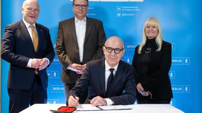 Bild: Soeren Stache/dpa
Bernd Neuendorf (vorne) bei der Unterzeichnung der Vereinbarung zum DFB-Pokal.