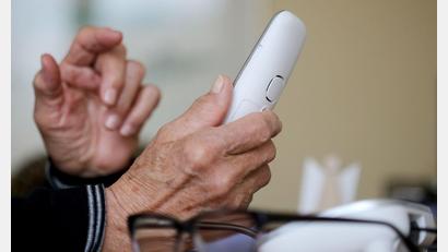 Bild: Roland Weihrauch/dpa
Die über 70-Jährige wählte seit Mai 2025 mehr als 300 Mal den Notruf. (Symbolbild)