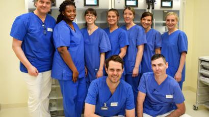 Bild: Bernhard Krebs
Dr. Josef Zäch (links) und Dagmar Ehrenreich (Zweite von rechts) mit dem Großteil des Endoskopie-Teams.