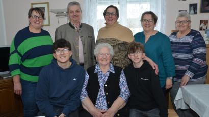 Bild: dob
Frieda Reinl empfing ihre Gäste zum 90. Geburtstag mit einem sonnigen Gemüt, Offenheit und ansteckender Fröhlichkeit. Viele Gratulanten kamen vorbei, darunter auch Bürgermeister Andreas Wutzlhofer. Für den VdK-Ortsverband gratulierte Lydia Großmann (rechts).