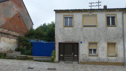 Bild: rn
Im Dezember 2024 beschloss der Stadtrat den "Abbruch des bestehenden Gebäudes und Neubau eines öffentlichen Sanitärgebäudes mit Lagerraum". Der Vermögenshaushalt 2025 weist dafür Ausgaben von 742.000 Euro und Zuschüsse von 605.000 Euro aus.