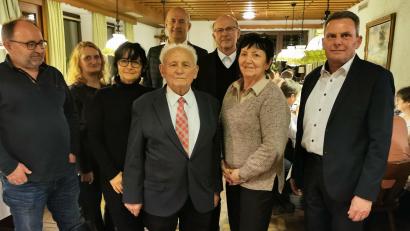 Bild: Portner
Josef Klier freute sich zu seinem 85. Geburtstag über zahlreiche Gratulanten. Im Bild Gattin Anni, Tochter Karola mit Anton, Sohn Roland (links) mit Andrea sowie Bürgermeister Norbert Eckl (von rechts) und Pfarrer Herbert Rösl.