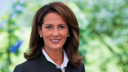 Bild: Peter Kneffel/dpa
Unfreiwillige Wartezeit für Agrarministerin Kaniber am Berliner Flughafen. Der Eisregen verhinderte ihren Abflug in Richtung München. (Archivbild)