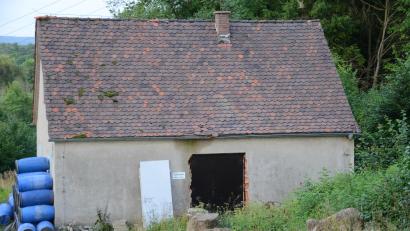 Bild: ak
Das Pumphaus der Haidenaaber Tiefbrunnen wird abgebrochen und neu gebaut. Die Leitung zum zu sanierenden Tiefbrunnen I ist bereits verlegt. Nach der Sanierung wird das Schutzgebiet samt Verordnung neu festgesetzt.