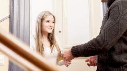 Symbolbild: Christin Klose/dpa
Eine besorgte Bürgerin meldete einen Telekom-Mitarbeiter, der an ihrer Haustür klingelte. Die Stadt Eschenbach ruft nun zur Vorsicht auf.