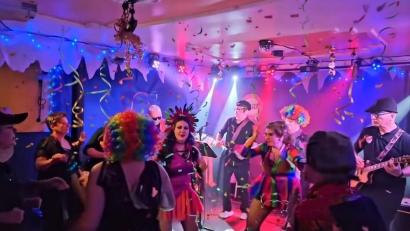 Bild: Sabine Mende/exb
Back Beat feiert Fasching im "Kulturbahnhof Parapluie".