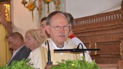 Bild: ak
Waldeck hat seinen langjährigen Pfarrer Heribert Stretz mit einem Gottesdienst in den Ruhestand verabschiedet.