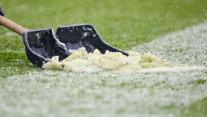 Bild: Harry Langer/dpa
Schnee auf dem Fußballfeld: Das Frauenfußball-Topspiel Werder Bremen - VfL Wolfsburg fällt wegen des Winterwetters aus.