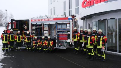 Bild: CeramTec
Die Mitglieder der Werkfeuerwehr der "CeramTec" vor dem neuen Löschfahrzeug.