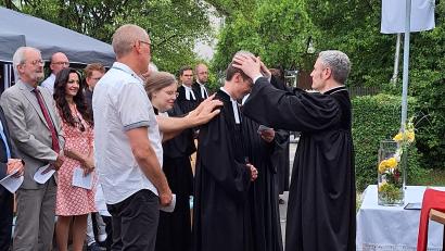 Bild: fpoz
Pfarrer Michael Kelinske wurde in Waldershof feierlich begrüßt. Das Bild zeigt ihn bei der Einführungszeremonie mit Dekan Peter Bauer.