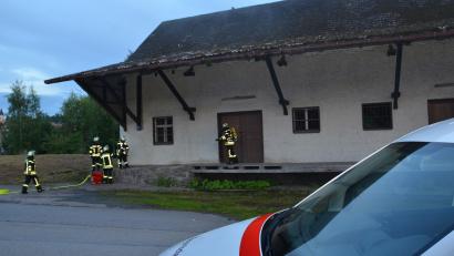 Bild: dob
Aus einem seit Jahrzehnten verwaisten Lagerhaus stieg plötzlich Rauch auf. Bei dem Einsatz verletzte sich ein Feuerwehrmann.