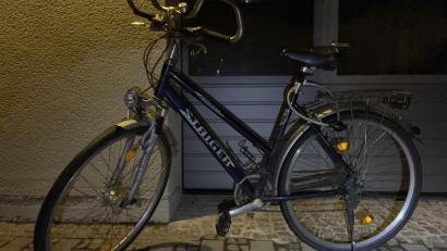 Bild: PI Schwandorf
Ein Mann wurde nachts auf einer Terrasse in Schwandorf angetroffen. Die Polizei sucht Hinweise zu einem blauen Damenrad (Staiger, Montana).