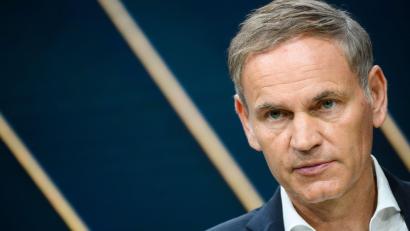 Bild: Julian Stratenschulte/dpa
VW-Chef Oliver Blume spricht sich zusammen mit Stellantis-Chef Antonio Filosa dafür aus, Fahrzeuge für den EU‑Markt stärker an europäische Produktionsanforderungen zu knüpfen. (Archivbild)