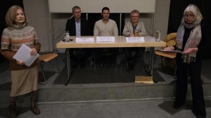 Bild: gsp
Die Runde war klein bei der Podiumsdiskussion des Bund Naturschutz. Von links: Veronike Frenzel (Bund Naturschutz), Franz Badura (ÖDP), Christoph Micko (FW), Hans-Jürgen Bumes (Die Grünen), Beate May (Bund Naturschutz).