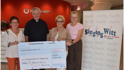 Bild: fz
Stefanie Zühlke-Schmidt (2. v. r.) übergibt mit zwei Mitsängerinnen 5500 Euro an Nabburgs Stadtpfarrer Hannes Lorenz.