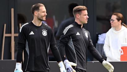 Bild: Federico Gambarini/dpa
Oliver Baumann (l) fühlt mit dem verletzten Marc-André ter Stegen. (Archivbild)