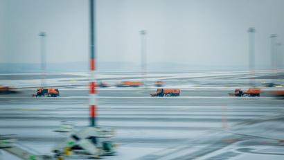 Bild: Christoph Soeder/dpa
Der Flughafen BER hat den Betrieb wegen des Winterwetters eingestellt.