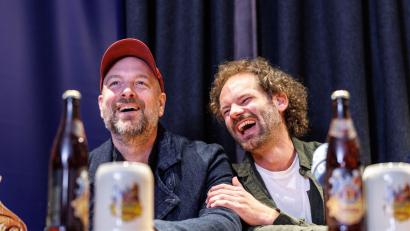Bild: Matthias Balk/dpa
Stephan Zinner (l), deutscher Kabarettist, Musiker und Schauspieler, und Maxi Schafroth, deutscher Kabarettist, Schauspieler, Moderator und Filmemacher, beantworten beim Pressegespräch der Paulaner Brauerei Gruppe zum neuen Fastenredner für die Salvator-Probe am Nockherberg 2026 Fragen von Medienvertretern. Zinner löst Schafroth als Fastenredner am Nockherberg ab. Die Salvator-Probe ist ein Starkbierfest und einer der Top-Termine im politischen Kalender in Bayern. Die Veranstaltung ist zweigeteilt: In der Fastenpredigt knöpft sich ein Kabarettist die anwesenden Spitzenpolitiker vor, im anschließenden Singspiel werden Politiker von Schauspielern gedoubelt und aufs Korn genommen.
