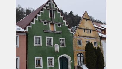 Bild: bö
Zwei der drei Brandhäuser sind notgesichert und warten auf eine Sanierung. Gebrannt hatte es in der Nacht zum 26. Mai 2020. Warum tut sich nichts, fragen sich die Hohenburger.