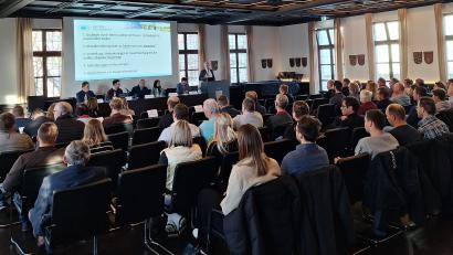 Bild: Fabian Polster, Landratsamt Tirschenreuth
Landrat Roland Grillmeier spricht vor über 70 Planerinnen und Planern aus dem Landkreis Tirschenreuth