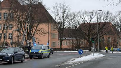 Bild: Daniel Löb/dpa
Polizisten sperrten das Schulgelände ab und durchsuchten das Gebäude.