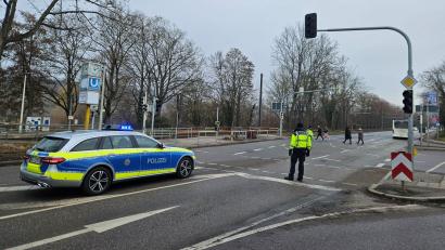 Bild: Andreas Rosar/dpa
Polizisten mussten teils den Verkehr an ausgefallenen Ampeln regeln.