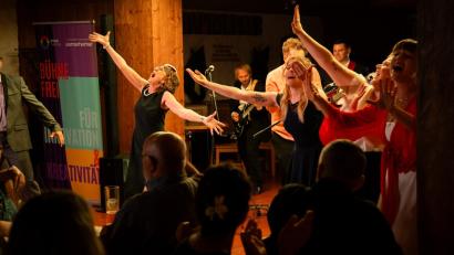 Bild: Florian Wein/OVIGO Theater
Beim „Dinner mit Singer“ dreht sich alles um die Musik. In Sulzbach-Rosenberg geht es um die Musik für eine Hochzeit.