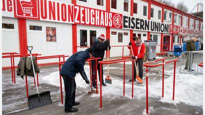 Bild: Matthias Koch/dpa
Die Fans helfen bei Union mit. (Archivbild)