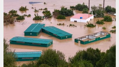 Bild: Francisco J. Olmo/EUROPA PRESS/dpa
Der Atlantiksturm „Leonardo“ hat mit Starkregen und Orkanböen Überschwemmungen in Portugal und wie hier in Südspanien ausgelöst.