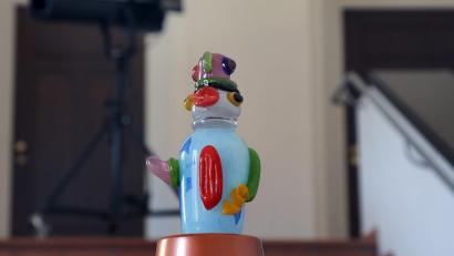 Bild: Wolfgang Steinbacher
Die Glasfigur "KIT", gestaltet von Otmar Alt, wird durch die Kinderjury an diejenige Theatergruppe verliehen, die ihrem Urteil nach die beste Aufführung des Festivals gespielt hat. Im vergangenen Jahr war das das Kinder- und Jugendtheater Chapeau Claque aus Bamberg.