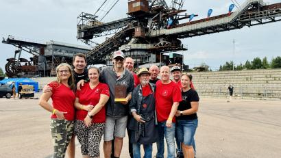 Bild: Stiftlandgriller
Bei ihrer ersten Teilnahme an der Deutschen Grill- und BBQ-Meisterschaft haben die Stiftlandgriller um Vorsitzenden Karsten Heßing (Vierter von links) den sechsten Platz belegt. In Händen hält er die Trophäe für das drittbeste Dessert im Wettbewerb.