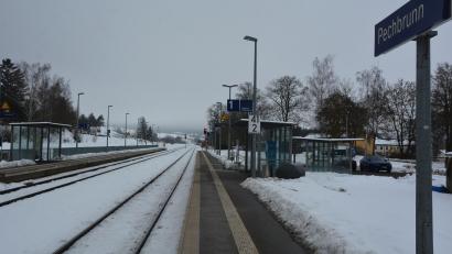 Bild: jr
Elektrifiziert wird die Bahnstrecke zwischen Marktredwitz und Regensburg. Im Bereich von Pechbrunn könnten dabei bis zu fünf Meter hohe Lärmschutzwände errichtet werden.