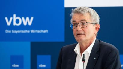 Bild: Sven Hoppe/dpa
Der vbw-Hauptgeschäftsführer hat in einem Interview einen neuen Anlauf für Mehrarbeit gemacht. (Archivbild)