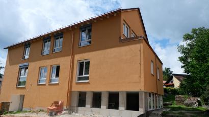 Bild: Fred Lehner
Erst jetzt, nachdem das Baugerüst weg ist, lässt sich das Ausmaß der Erweiterung und Sanierung des Kindergartens „Unterm Regenbogen“ der evangelischen Gemeindediakonie in Floß erkennen.