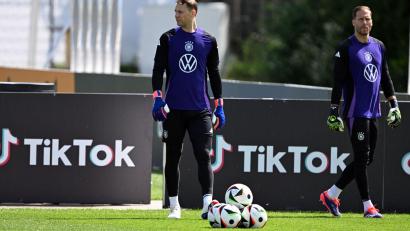 Bild: Federico Gambarini/dpa
Das Duell der Torhüter Neuer und Baumann (r) ist in den Fokus gerückt. Wegen eines Infekts von Neuer wackelt es. (Archivbild)