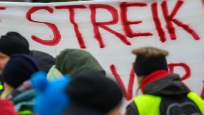 Bild: Klaus-Dietmar Gabbert/dpa
Wie hier in Magdeburg soll es in der kommenden Woche noch einmal viele Warnstreiks geben. (Archivbild)