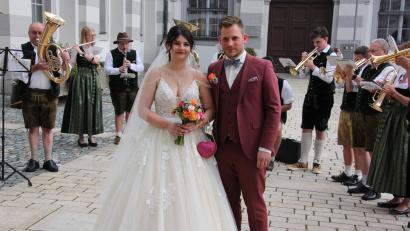 Bild: kro
Marina Pohl-Schicker und Dr. Johannes Pohl haben geheiratet. Die Blaskapelle Falkenberg spielte dem Brautpaar ein Ständchen.